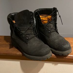 Mens sz 9 timberlands Used as is in ok to good condition have box !!